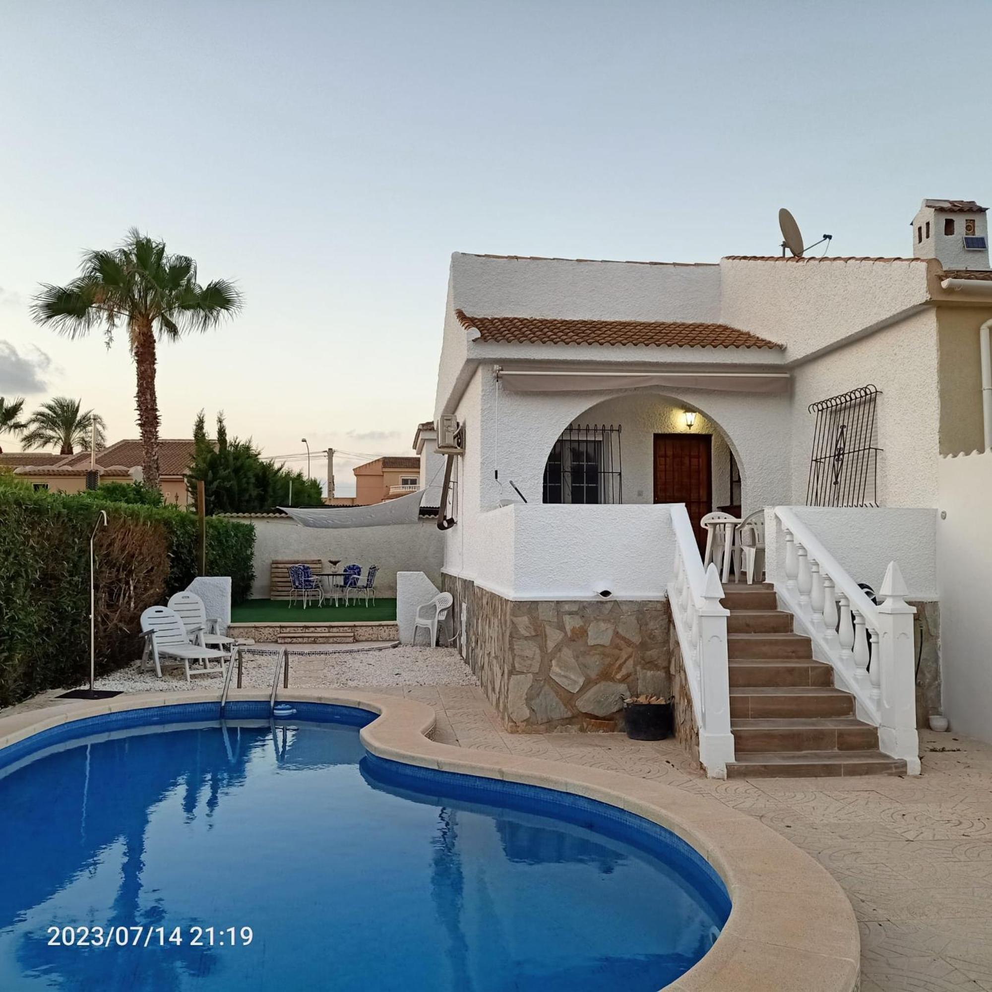 Acogedora Casa Con Piscina Villa ตอร์เรเวียคา ภายนอก รูปภาพ